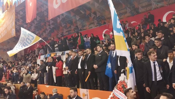 Kongre salonunda gençler oldukça coşkuluydu