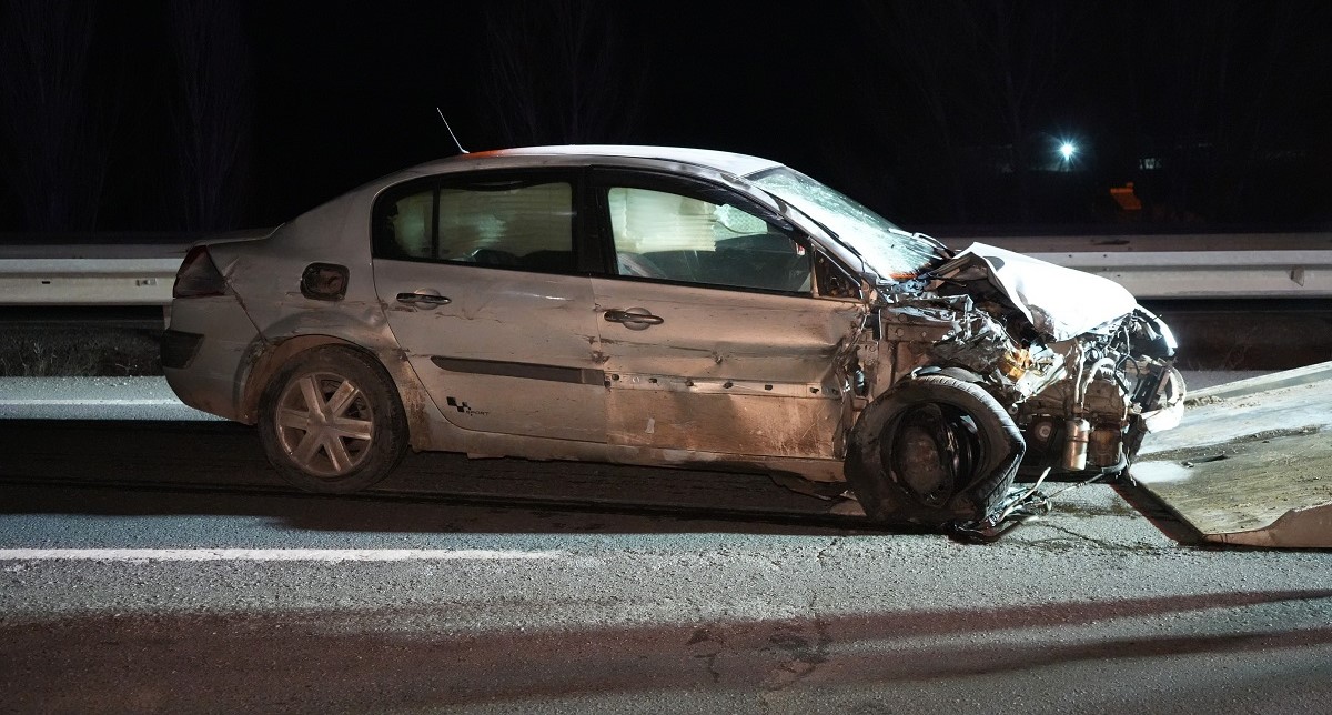 kontrolden çıkan otomobil, sehir halindeki yolcu otobüsüne çarptı (2)