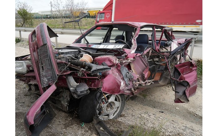 Kontrolden çıkan otomobilin demir bariyerlere çarparak şarampole devrildiği kazada, karı koca yaralandı (2)