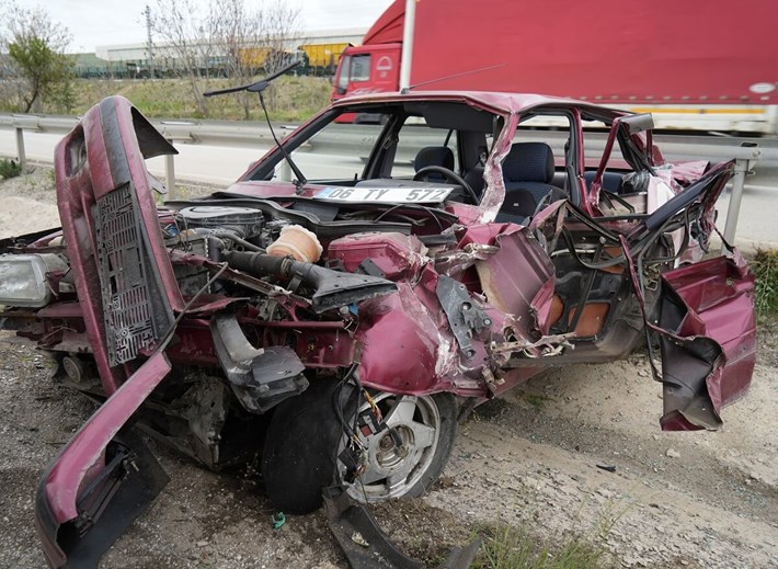 Kontrolden çıkan otomobilin demir bariyerlere çarparak şarampole devrildiği kazada, karı koca yaralandı (2)