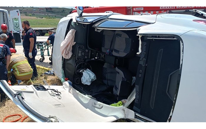 Kontrolden çıkan otomobilin şarampole devrildiği kazada 2 kişi yaralandı (1)