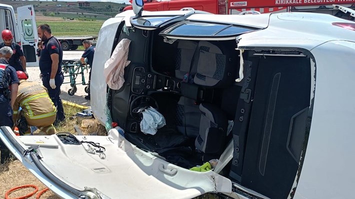 Kontrolden çıkan otomobilin şarampole devrildiği kazada 2 kişi yaralandı (1)