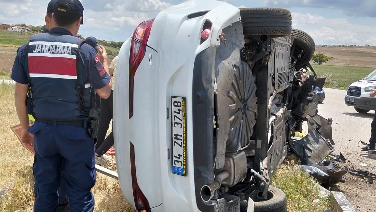 Kontrolden çıkan otomobilin şarampole devrildiği kazada 2 kişi yaralandı (2)