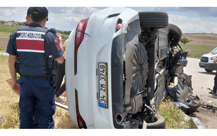Kontrolden çıkan otomobilin şarampole devrildiği kazada 2 kişi yaralandı (2)
