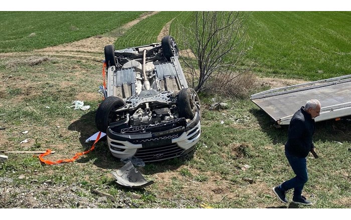 Kontrolden çıkan otomobilin takla atarak şarampole devrildiği kazada 4 kişi yaralandı (2)