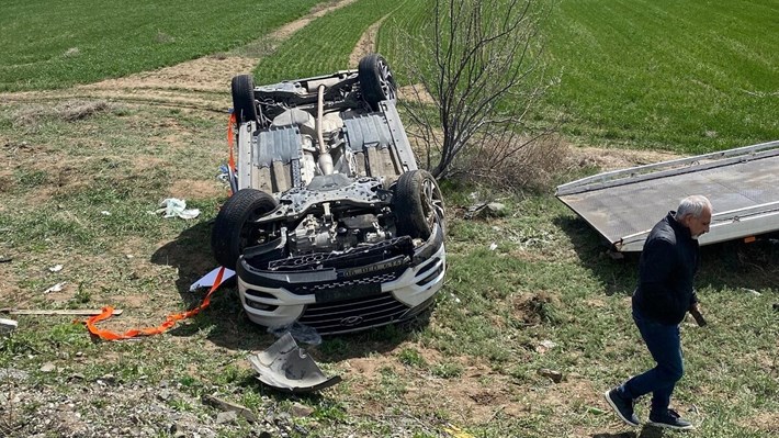 Kontrolden çıkan otomobilin takla atarak şarampole devrildiği kazada 4 kişi yaralandı (2)