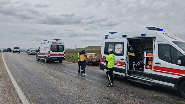 Kontrolden çıkan otomobilin takla attığı kazada 1’i çocuk 6 kişi yaralandı (1)