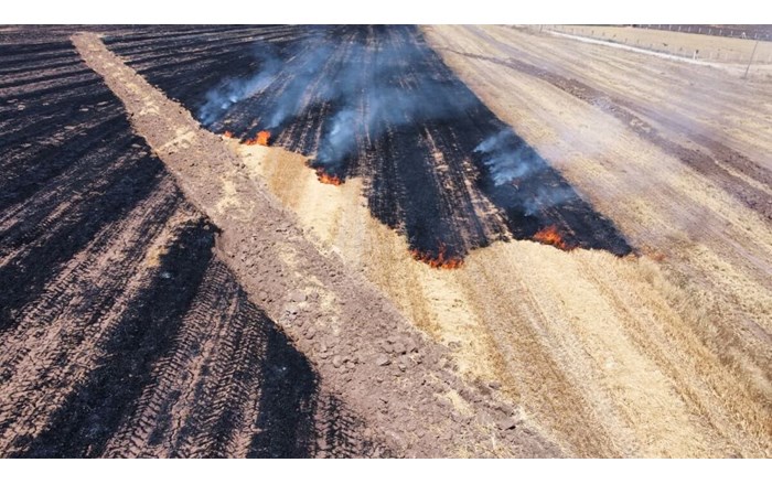 Küre Köyünde yaklaşık 70 dönüm arazinin kül olurken, yangın anı dronla görüntülendi (1)