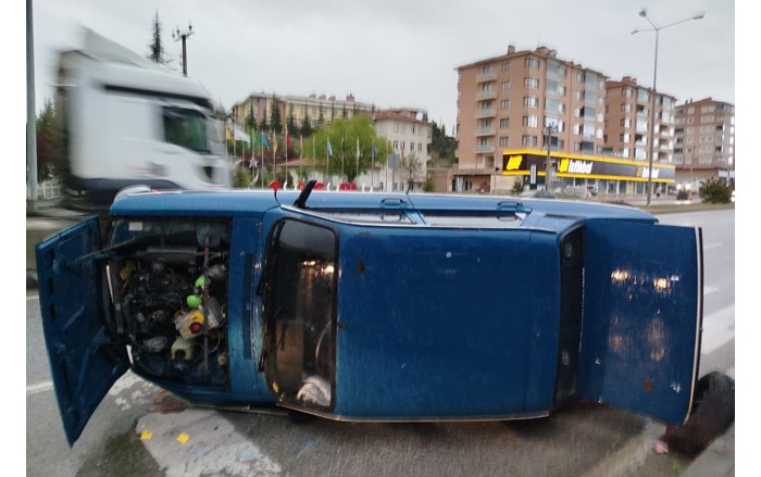 Levhaya çarpan otomobil yan yattı, kazada 1 yaralı var (2)
