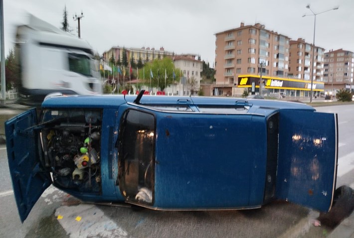 Levhaya çarpan otomobil yan yattı, kazada 1 yaralı var (2)