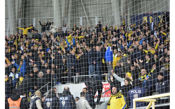 Maçı çok sayıda taraftar izledi (1)