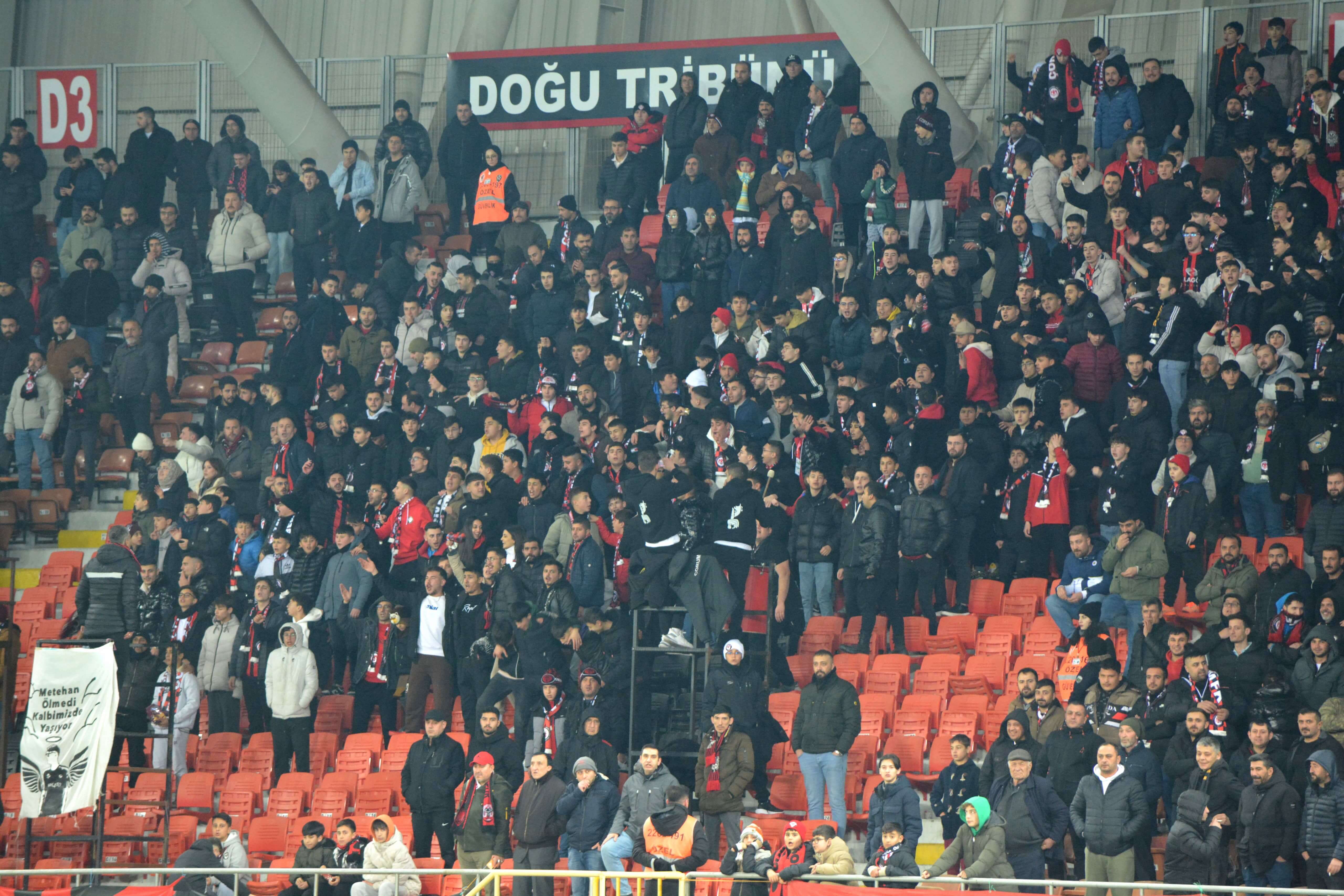 Maçı çok sayıda taraftar izledi (2)