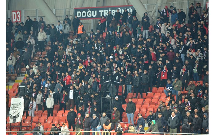 Maçı çok sayıda taraftar izledi (2)