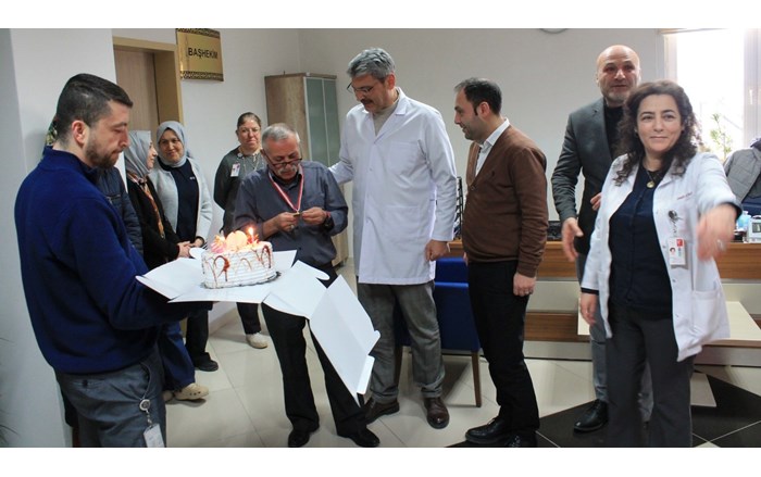 Mehmet Karadağcı'ya Mesai Saatine Sadakat madalyası takdim edildi (1)