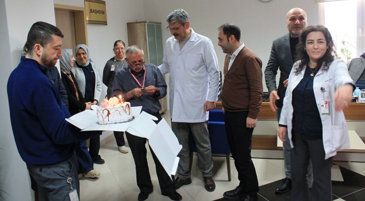 Mehmet Karadağcı'ya Mesai Saatine Sadakat madalyası takdim edildi (1)