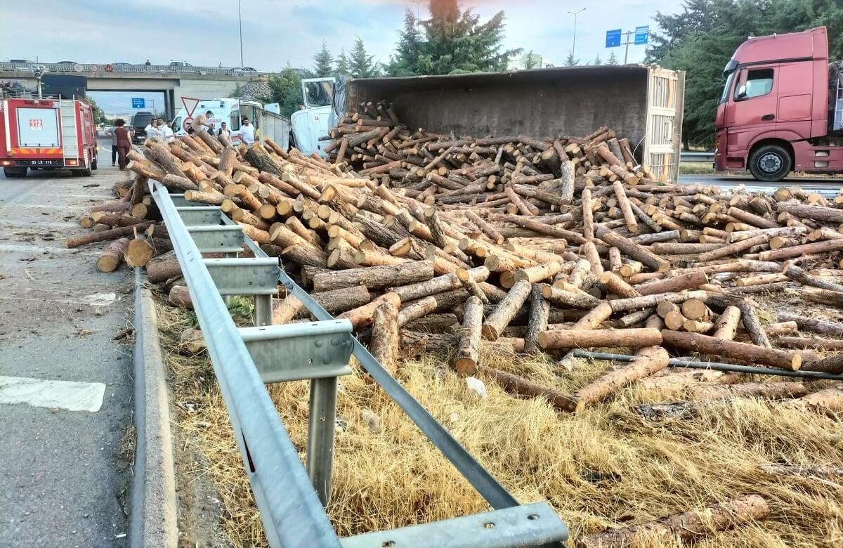 Merzifon–Çorum karayolunda tomruk yüklü tır devrildi, sürücü yaralandı (1)