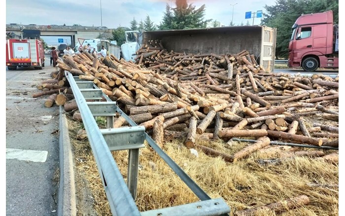 Merzifon–Çorum karayolunda tomruk yüklü tır devrildi, sürücü yaralandı (1)