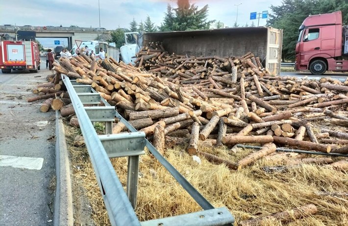 Merzifon–Çorum karayolunda tomruk yüklü tır devrildi, sürücü yaralandı (1)