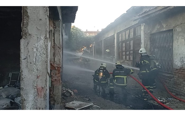 Metruk işyerinde çıkan yangın, itfaiye ekipleri tarafından söndürüldü (1)