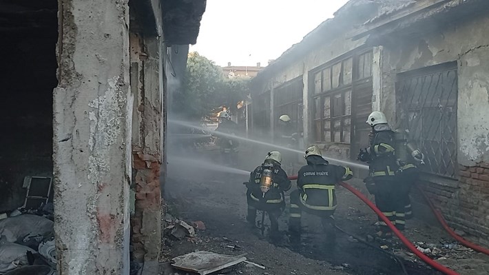 Metruk işyerinde çıkan yangın, itfaiye ekipleri tarafından söndürüldü (1)