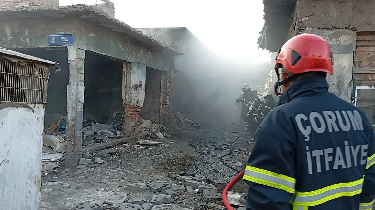 Metruk işyerinde çıkan yangın, itfaiye ekipleri tarafından söndürüldü (2)