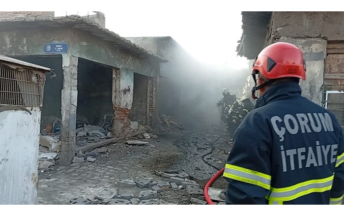Metruk işyerinde çıkan yangın, itfaiye ekipleri tarafından söndürüldü (2)