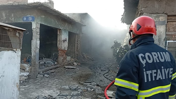 Metruk işyerinde çıkan yangın, itfaiye ekipleri tarafından söndürüldü (2)
