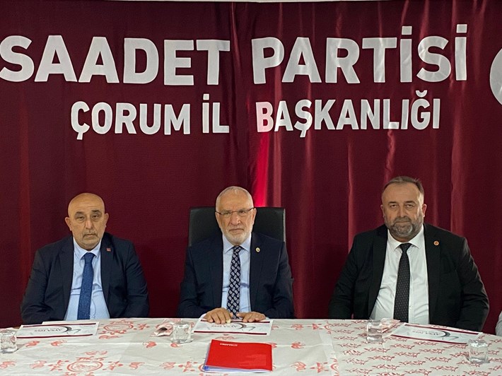 “Millet, Vekiliyle Buluşuyor” programı kapsamında Çorum’a gelen Samsun Milletvekili Mehmet Karaman, parti binasında teşkilat yöneticileri ve basın mensuplarıyla buluştu (1)