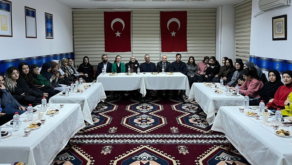 Milletvekili Ahlatcı, Kız Öğrenci Yurdu'nda kariyer sohbetine katıldı