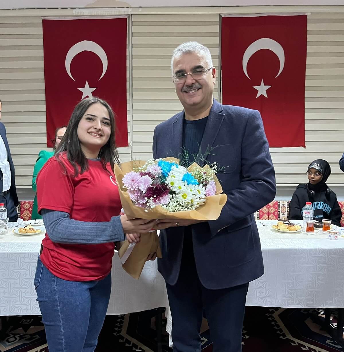 Milletvekili Ahlatcı'ya çiçek takdimi