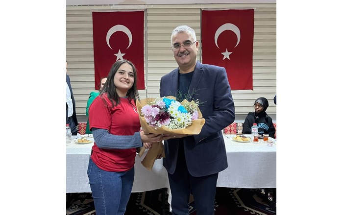 Milletvekili Ahlatcı'ya çiçek takdimi