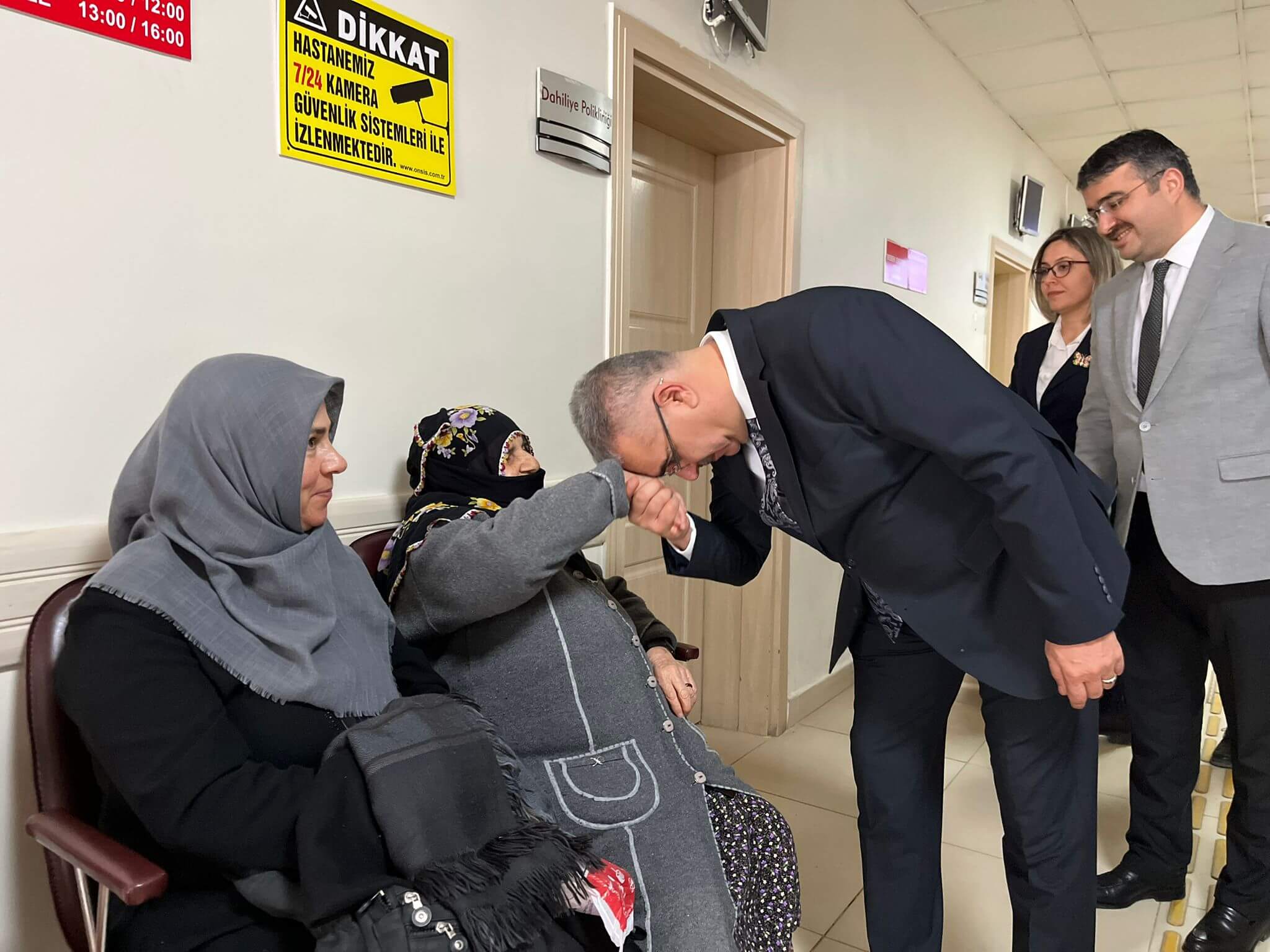 Milletvekili Yusuf Ahlatcı, hasta yakınları ile ilgilendi