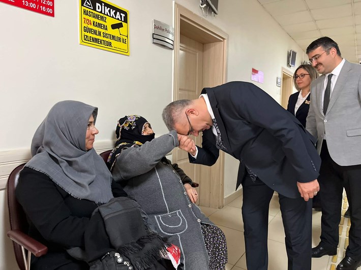 Milletvekili Yusuf Ahlatcı, hasta yakınları ile ilgilendi