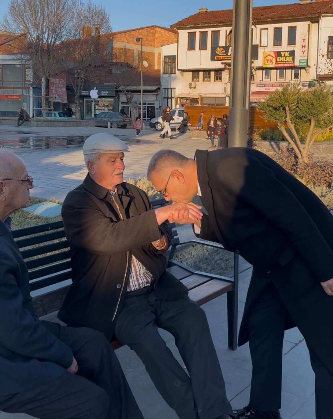 Milletvekili Yusuf Ahlatcı, vatandaş ve esnafla sıcak diyalog kurdu (1)