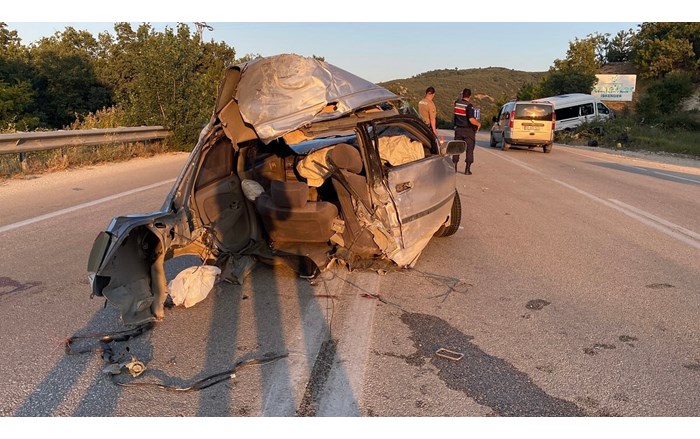 Minibüsle çarpışan otomobil ikiye bölündü, kazada 11 yaralı var (1)