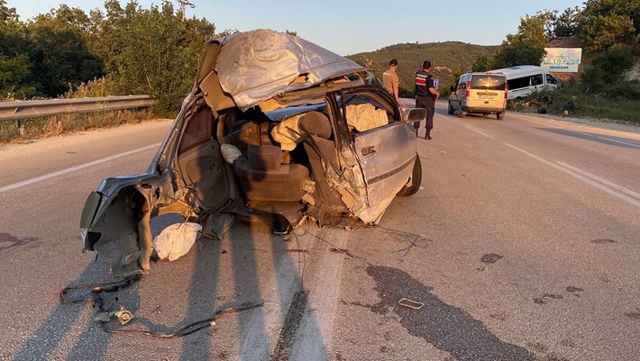Minibüsle çarpışan otomobil ikiye bölündü, kazada 11 yaralı var (1)