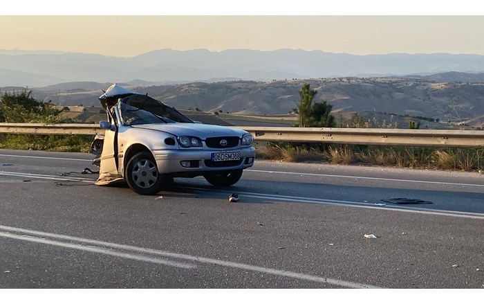 Minibüsle çarpışan otomobil ikiye bölündü, kazada 11 yaralı var (3)