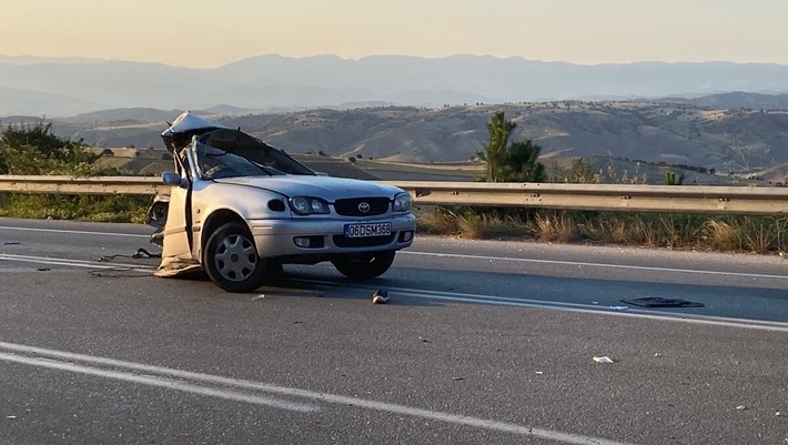 Minibüsle çarpışan otomobil ikiye bölündü, kazada 11 yaralı var (3)