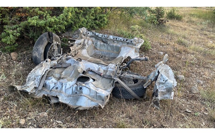 Minibüsle çarpışan otomobil ikiye bölündü, kazada 11 yaralı var (4)