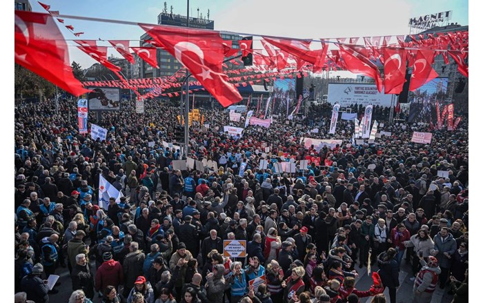 mitinge tarihi bir kalabalık katıldı