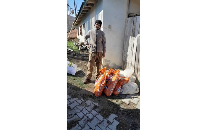 Mollahasan köyü sakinlerinden Zeki Aydaş, hayırsever dostları ile birlikte sahipsiz sokak hayvanlarının imdadına yetişiyor (14)