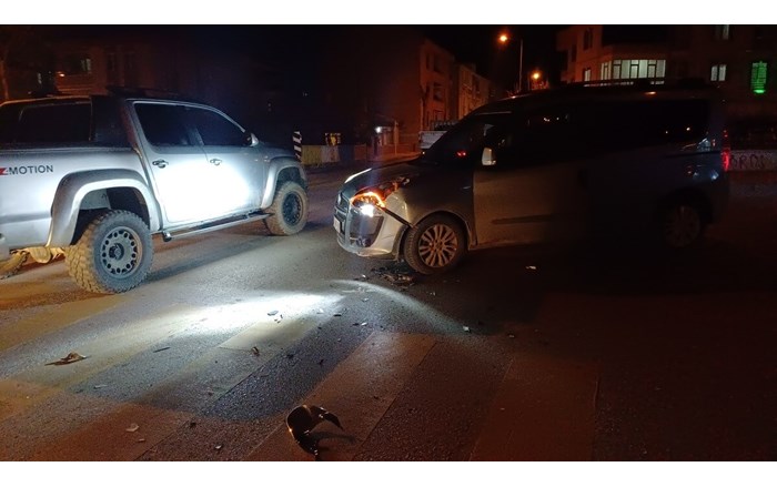 motosiklet ile araç çarpıştı