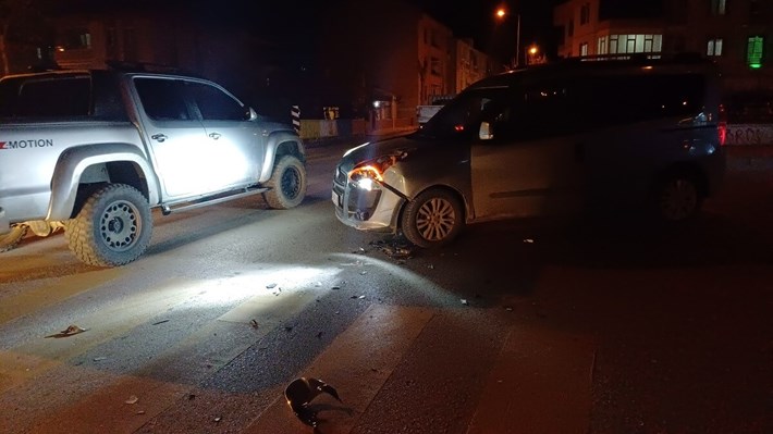 motosiklet ile araç çarpıştı