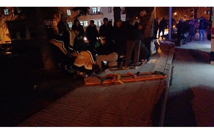 motosiklet ile hafif ticari aracın çarpışması neticesinde meydana gelen kazada 2 kişi yaralandı