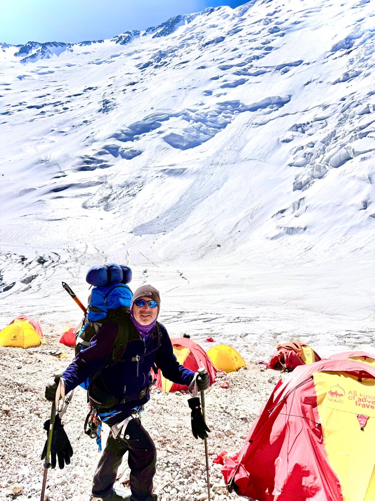 Nilüfer Belediyesi personeli, 30 Ağustos Zafer Bayramının 103. Yılı nedeniyle Kırgızistan Pamir Dağlarında bulunan 7134 metre yüksekliğindeki Lenin Peak zirvesine tırmandı.