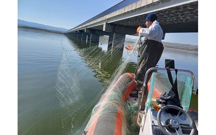Obruk Barajı'nda yapılan denetimde 2 bin 200 metre uzunluğunda ağ ve 400 paraketa ele geçirildi (1)
