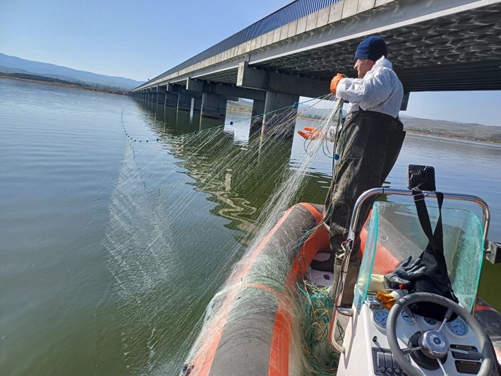 Obruk Barajı'nda yapılan denetimde 2 bin 200 metre uzunluğunda ağ ve 400 paraketa ele geçirildi (1)