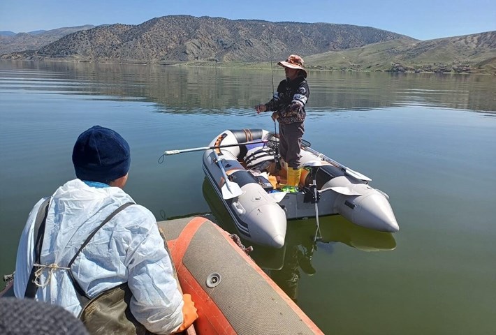 Obruk Barajı'nda yapılan denetimde 2 bin 200 metre uzunluğunda ağ ve 400 paraketa ele geçirildi (2)
