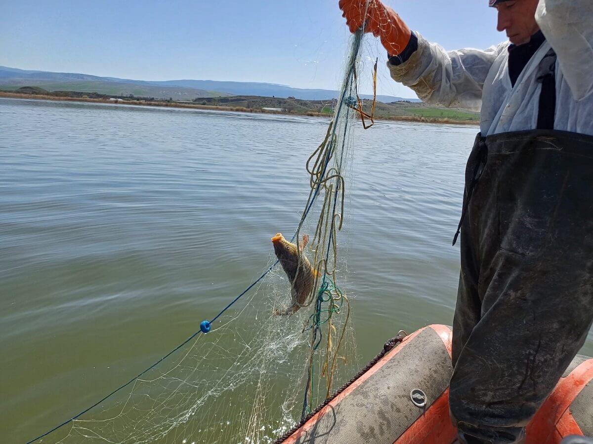 Obruk Barajı'nda yapılan denetimde 2 bin 200 metre uzunluğunda ağ ve 400 paraketa ele geçirildi (4)