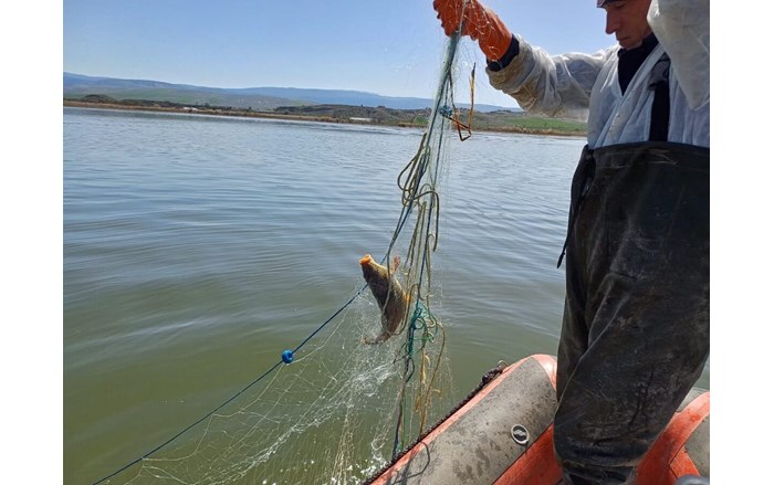 Obruk Barajı'nda yapılan denetimde 2 bin 200 metre uzunluğunda ağ ve 400 paraketa ele geçirildi (4)